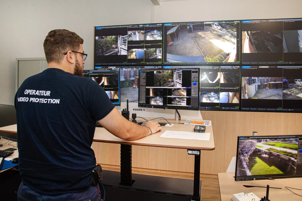 Opérateur observant des caméras de vidéosurveillance - Police municipale vidéoprotection Choisy le Roi